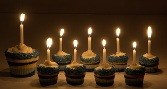cupcake-menorah-2
